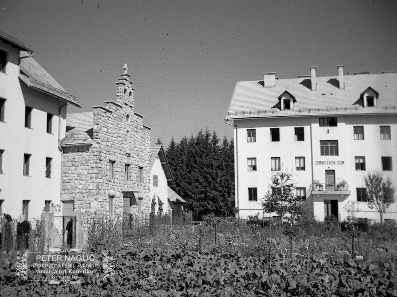 Kapela in Zdravstveni zavod v Ponikvah pri Dobrepolju leta 1940 - F 1940 1 9 011