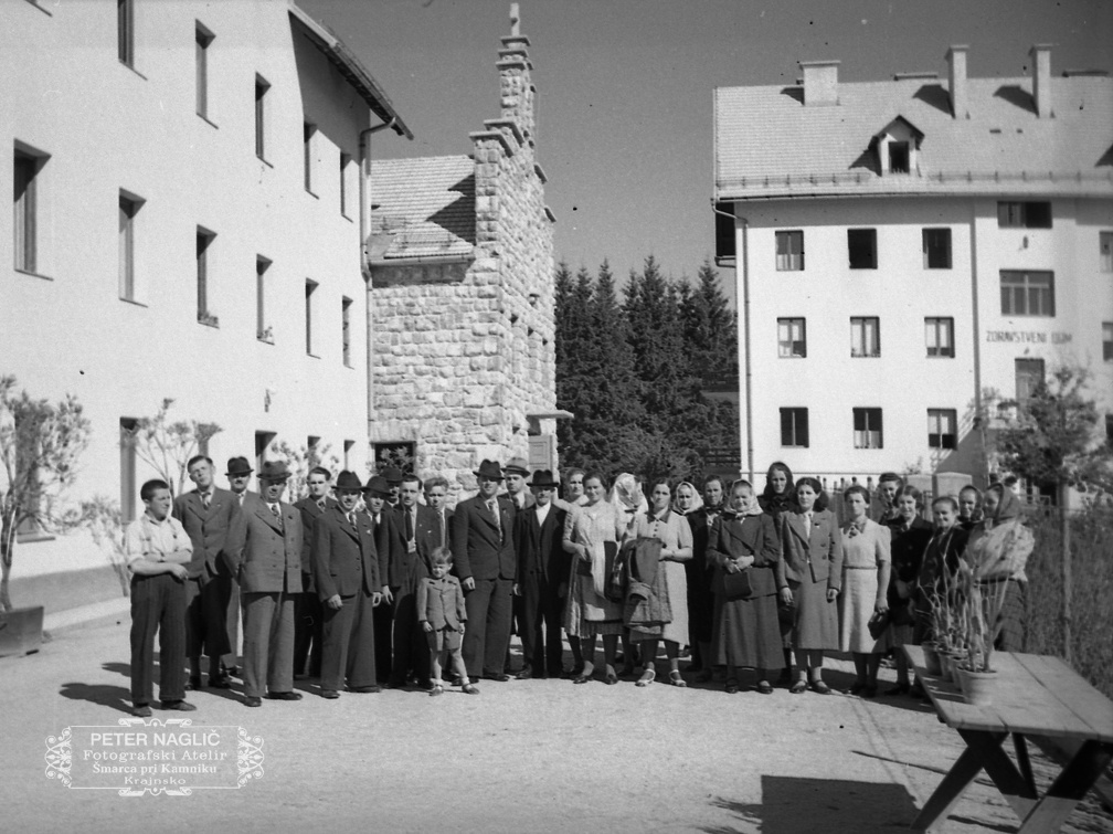 Homški romarji ob obisku Antona Mrkuna v Ponikvah pri Dobrem polju leta 1940 - F 1940 1 9 012