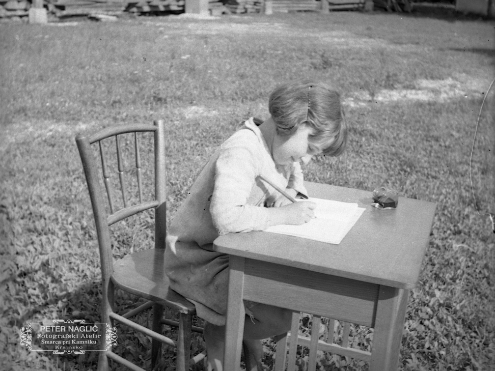 Katarina Naglič pri učenju pisanja leta 1940 - F 1940 1 10 001
