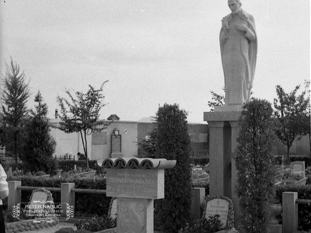 Grob škofa Janeza Gnidovca na Žalah leta 1940 - F 1940 1 11 003