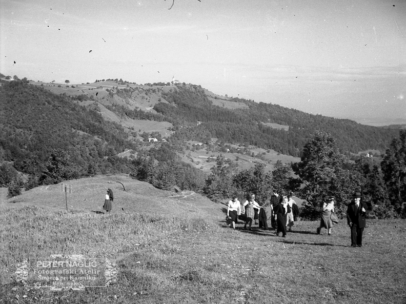 Mirovna pobožnost na Kureščku, romarji se zbirajo leta 1940 - F 1940 1 12 001