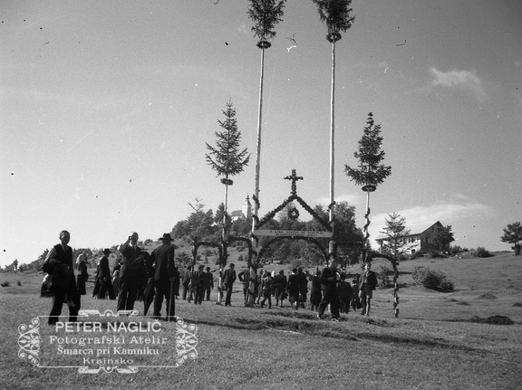 Slavolok za čas mirovne pobožnosti na Kureščku leta 1940 - F 1940 1 12 002