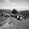 Procesija z romarji se pomika proti cerkvi na Kureščku leta 1940 - F 1940 1 12 004