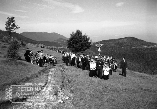 Procesija z romarji se pomika proti cerkvi na Kureščku leta 1940 - F 1940 1 12 004