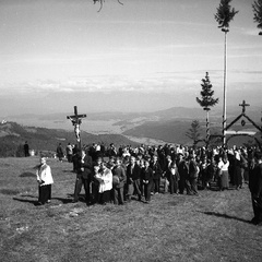 Procesija z romarji se pomika proti cerkvi na Kureščku leta 1940 - F 1940 1 12 005