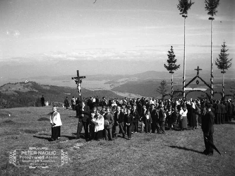 Procesija z romarji se pomika proti cerkvi na Kureščku leta 1940 - F 1940 1 12 005