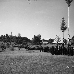 Procesija z romarji se pomika mimo planinskega doma proti cerkvi na Kureščku leta 1940 - F 1940 1 12 006
