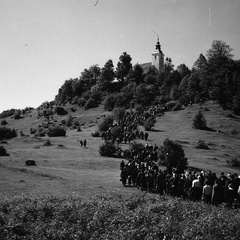 Kurešček, procesija z romarji se pomika proti cerkvi leta 1940 - F 1940 1 12 008