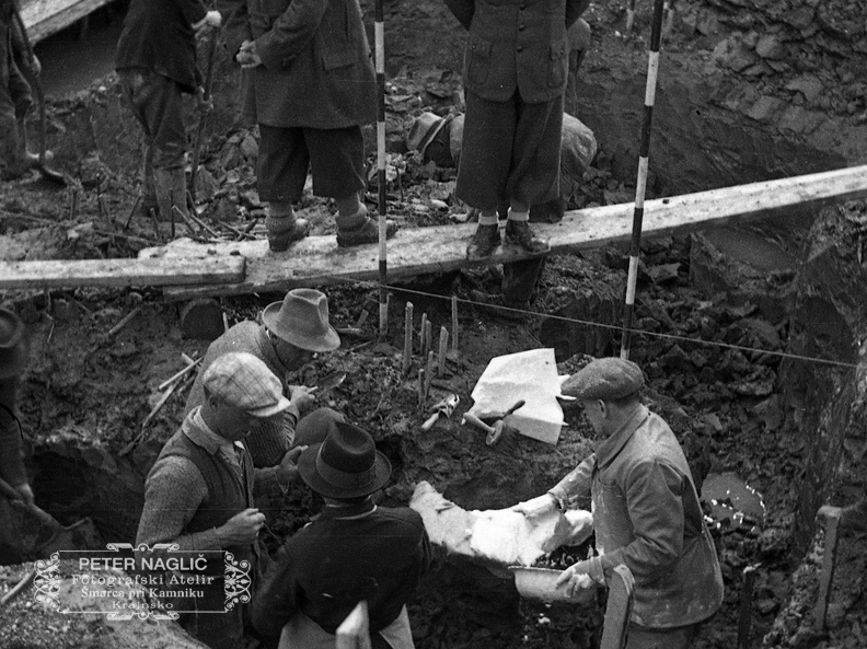 Izoliracija najdenih kosti z mavcem - F 1938 1 1 007