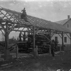 Nabijanje lat na šupo za les,1923 - Naglic027