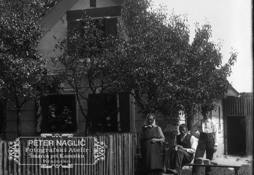 Krtačar Fran Osel iz Trboj pri Kranju pri svoji hiši - Naglic034
