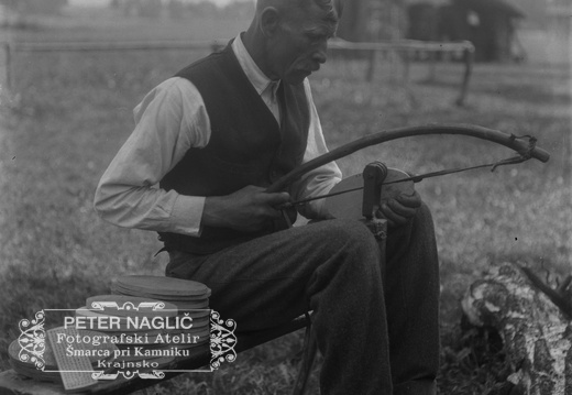 Fran Osel vrta konjske deščice na primitiven način z lokom - Naglic035