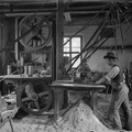 Strojna delavnica, Julij Jeran žaga, Peter Naglič struži, Janez Kočar vrta - Naglic085