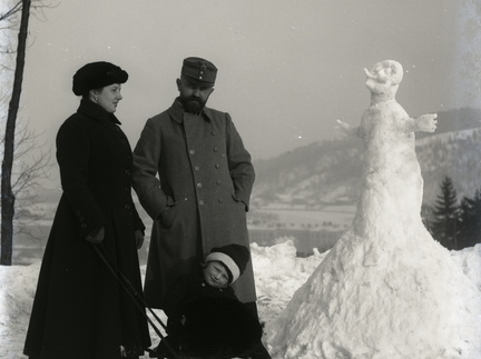 Sneženi mož, ki ga ogledujeta častnik in njegova žena - 77  1082