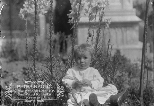 Peter Naglič mlajši z uro v domačem vrtu, 1922 - Naglic 1143