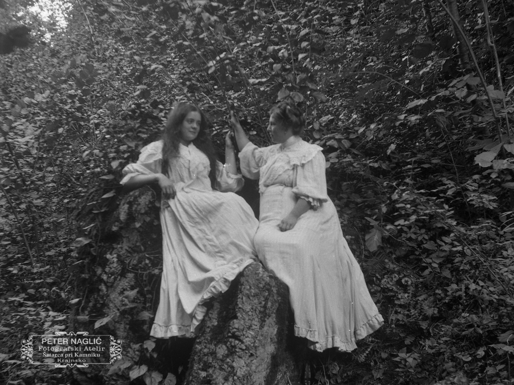 Sestrični Tonika in Rezika - Naglic1095