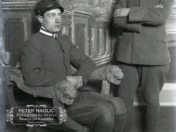 Italijanska ujetnika ob izrezljanem stolu - 76  1078