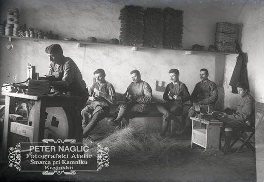 Italijanski ujetniki pri delu krtač - 75  1059