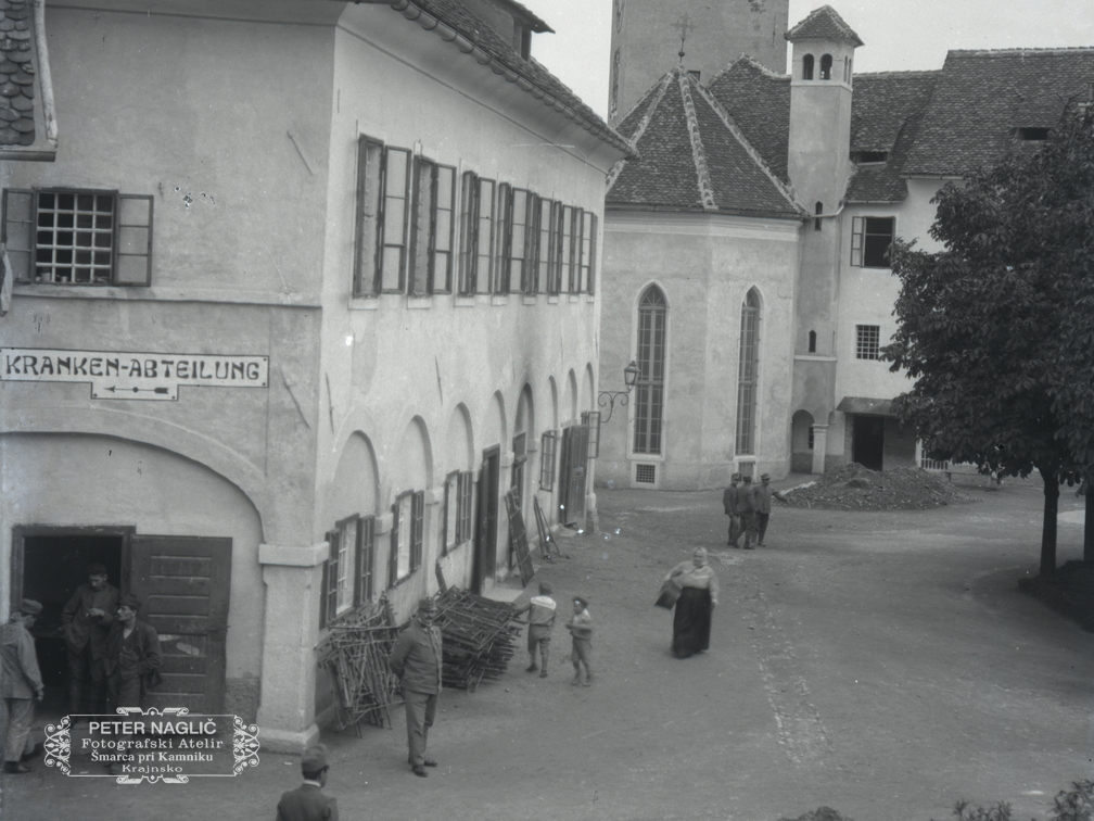 Dvorišče na gradu, v ozadju stolp - 75  1062