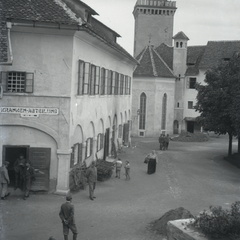 Dvorišče na gradu, v ozadju stolp - 75  1062