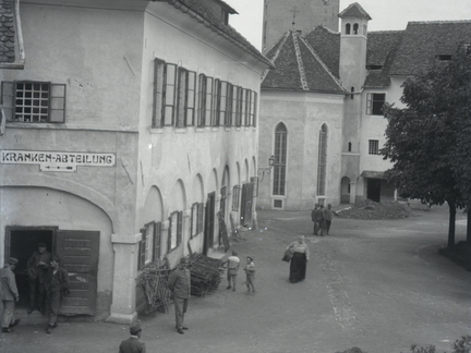 Dvorišče na gradu, v ozadju stolp - 75  1062