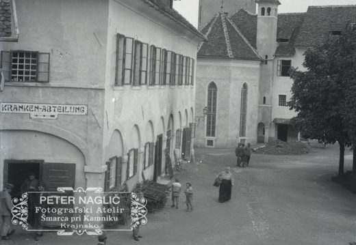 Dvorišče na gradu, v ozadju stolp - 75  1062