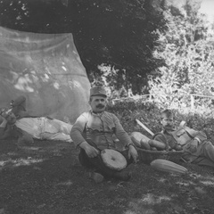 Vojaki med počitkom ob šotoru - 74  1041