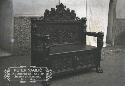 Izrezljana lesena zofa, delo italijanskega ujetnika - 74  1051