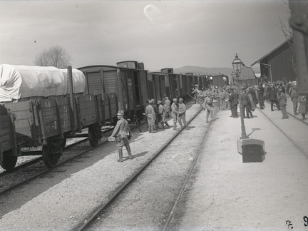 Vrhnika, vkrcanje na vlak za odhod v Karpate marca 1915 - 72  1012