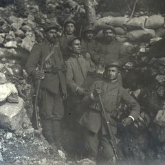 Italijanski vojaki v strelnem jarku ob Gorici - 71  1003