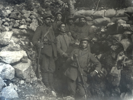 Italijanski vojaki v strelnem jarku ob Gorici - 71  1003