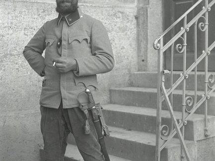 Poročnik s poraščeno brado na Vrhniki - 70  989