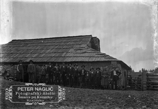Koča na Kriški planini s skupino turistov - naglic880