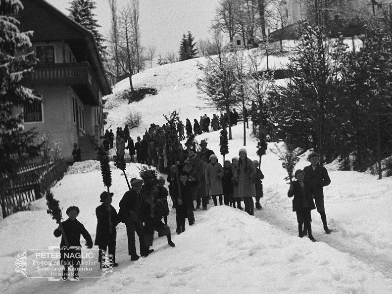 Otroci z butaricami na Cvetno nedeljo na Homcu leta 1932 - F 1932 4 3 011
