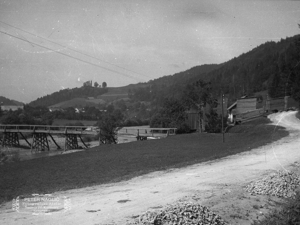 Poljanska dolina, vas Log nad Škofjo Loko, nad njo cerkev sv. Volbenka, 1931 - F 1931 1 1 001