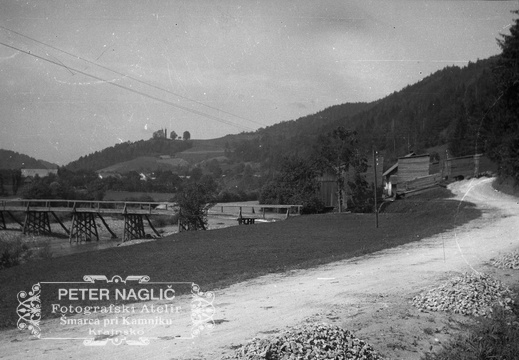 Poljanska dolina, vas Log nad Škofjo Loko, nad njo cerkev sv. Volbenka, 1931 - F 1931 1 1 001
