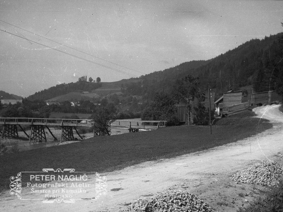 Poljanska dolina, vas Log nad Škofjo Loko, nad njo cerkev sv. Volbenka, 1931 - F 1931 1 1 001