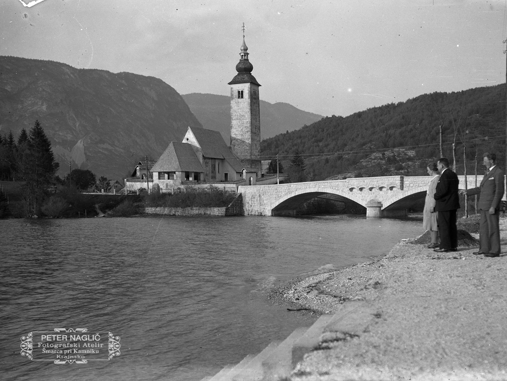 Ob Bohinjskem jezeru v času poroke Marije Peterlin in Karla Naglič, 1934 - Naglic RA 003