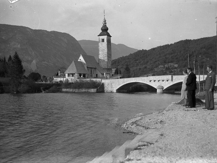 Ob Bohinjskem jezeru v času poroke Marije Peterlin in Karla Naglič, 1934 - Naglic RA 003