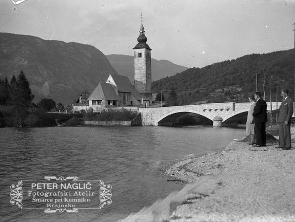 Ob Bohinjskem jezeru v času poroke Marije Peterlin in Karla Naglič, 1934 - Naglic RA 003