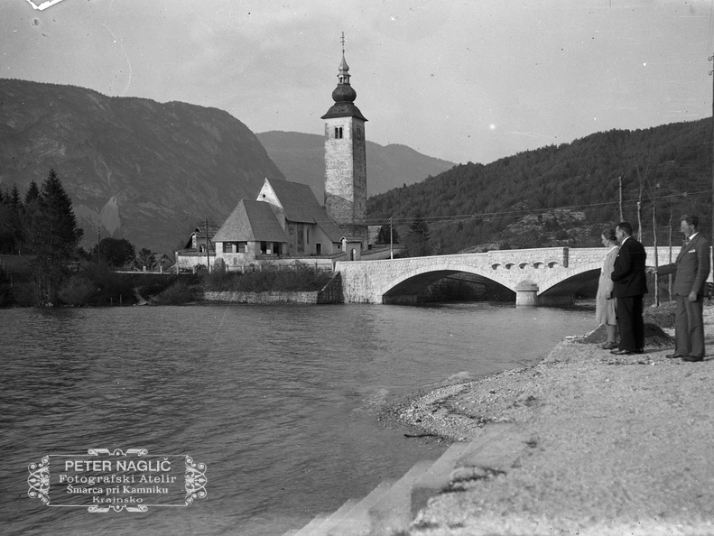 Ob Bohinjskem jezeru v času poroke Marije Peterlin in Karla Naglič, 1934 - Naglic RA 003