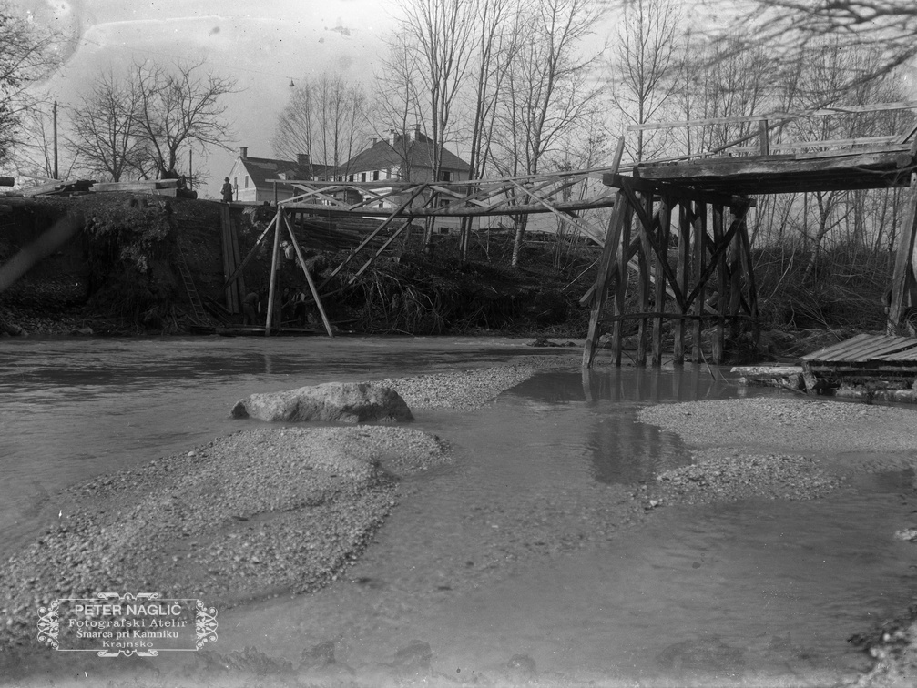 Zasilna brv ob porušenem mostu na Duplici, okoli 1920 - naglic785